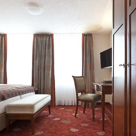 Zu Den Drei Linden - & Restaurant מלון ורמלסקירכן