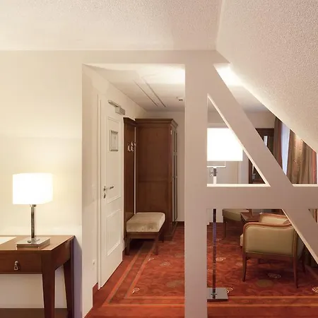 Zu Den Drei Linden Hotel 4*